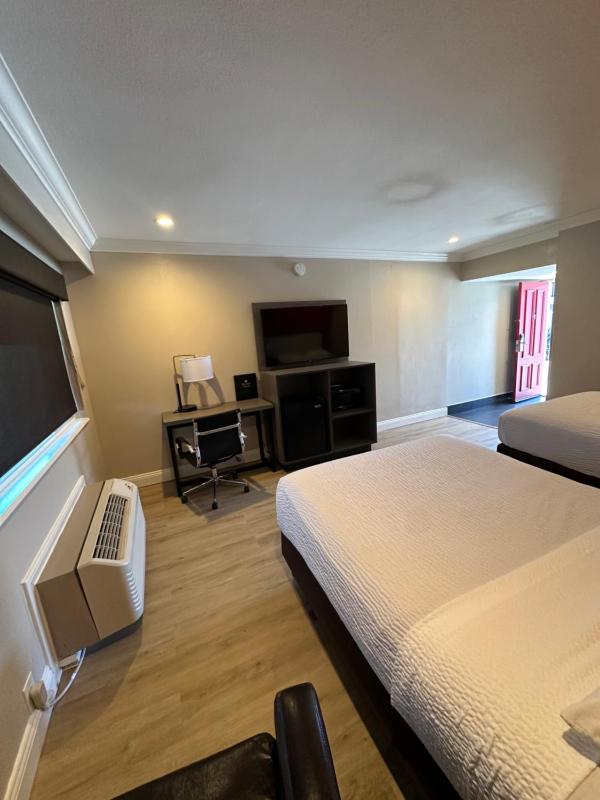 Deluxe Double Room with Two Double Beds - Non-Smoking image 1
