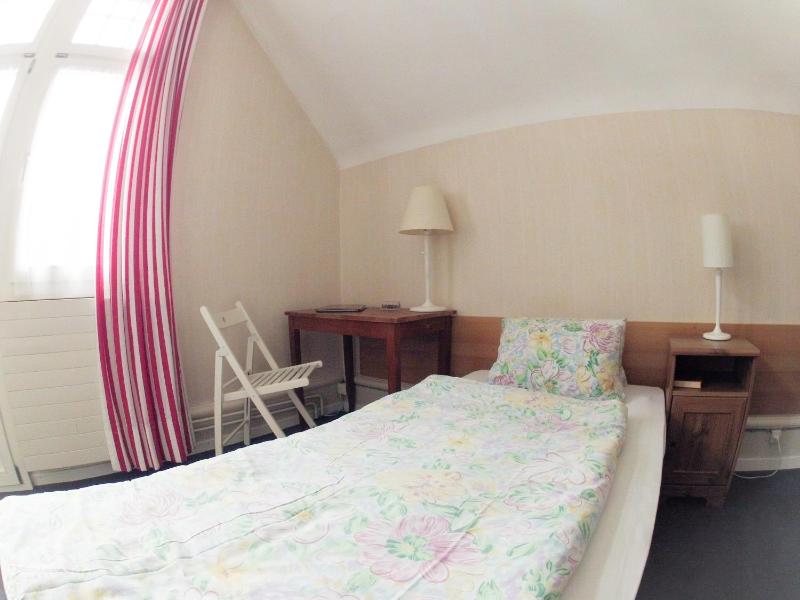 Single Room with Shared Bathroom image 2