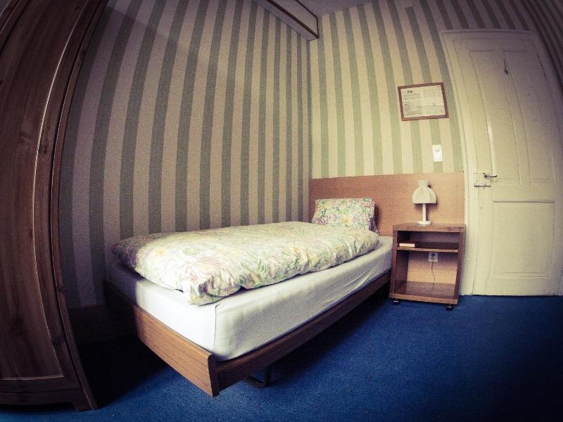 Single Room with Shared Bathroom image 4