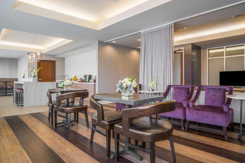 Non-Smoking Executive King Room image 3