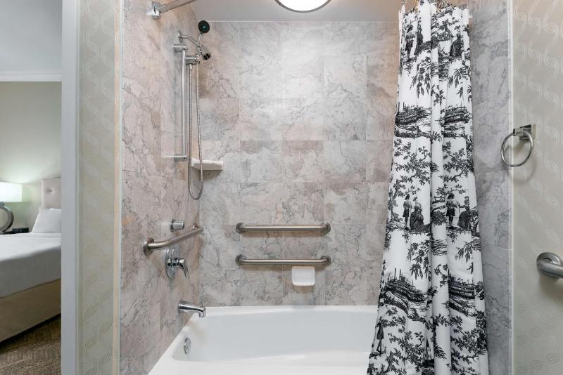 Queen Suite with Two Queen Beds with Bath Tub - Mobility and Hearing Access/Non-Smoking image 2
