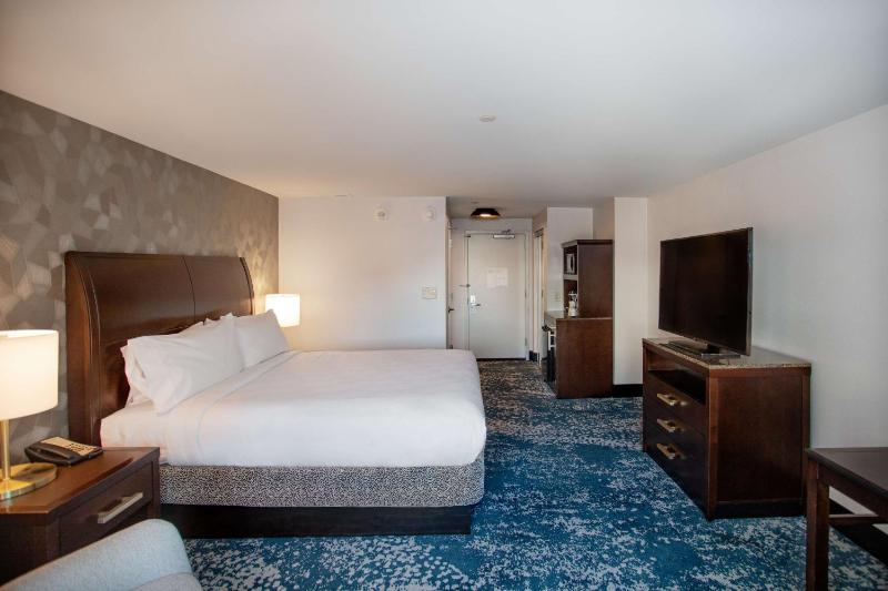 King Room with Microwave/Fridge image 4