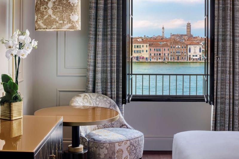 Executive King Room with View image 1