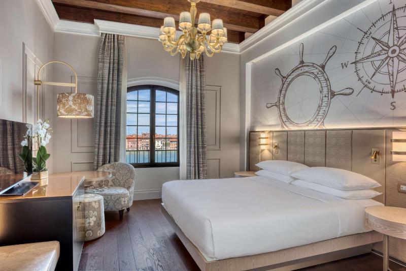 Executive King Room with View image 3
