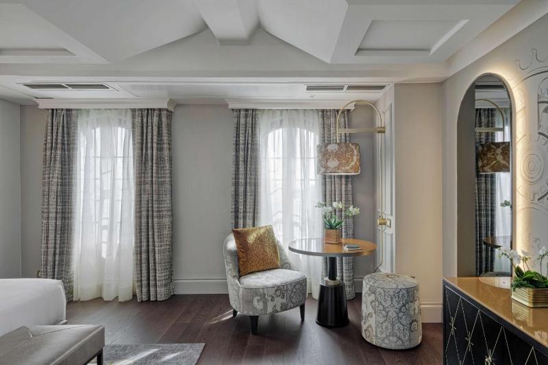 Deluxe King Room image 3