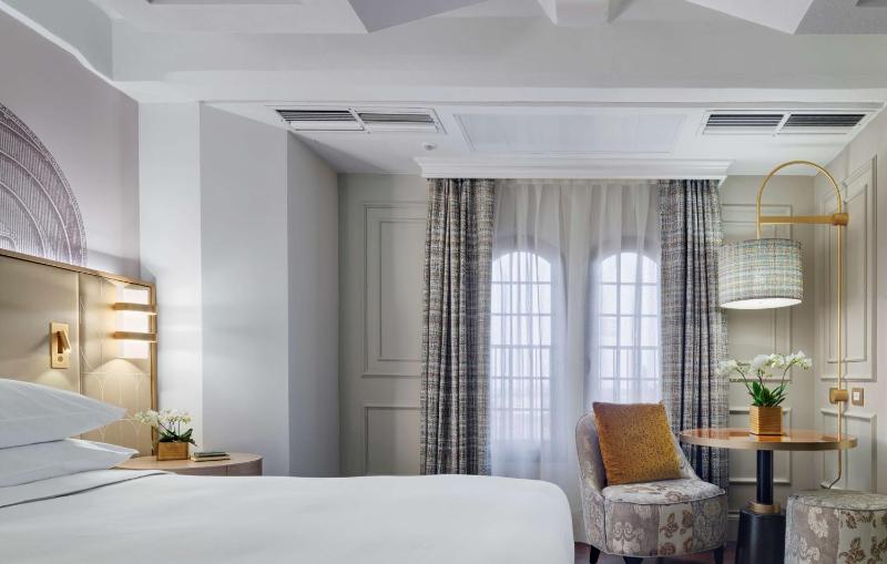 Deluxe King Room image 1