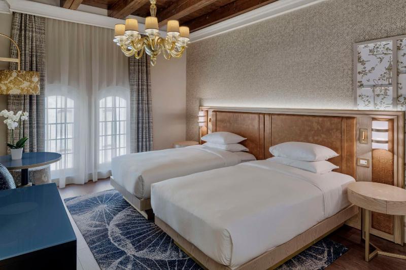 Deluxe Twin Room image 4