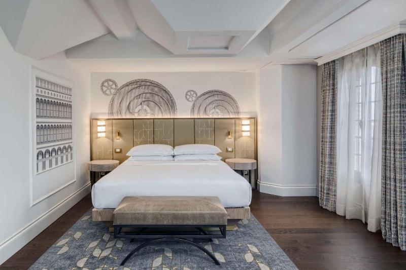 Deluxe King Room image 4