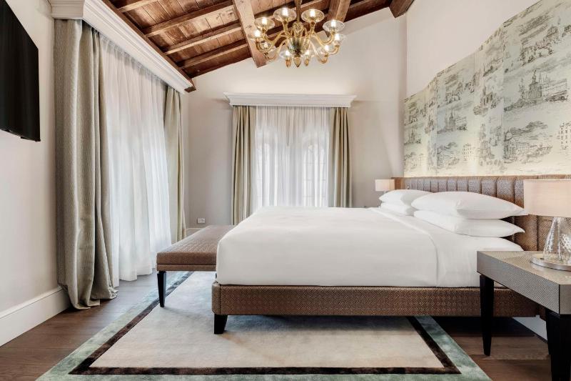 Executive King Suite image 4