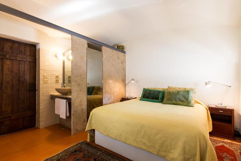Double Room with Courtyard View image 4