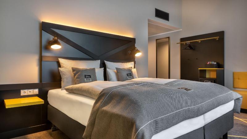 Standard Queen Room with Kitchenette image 2