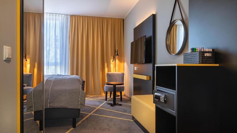 Standard Queen Room image 3