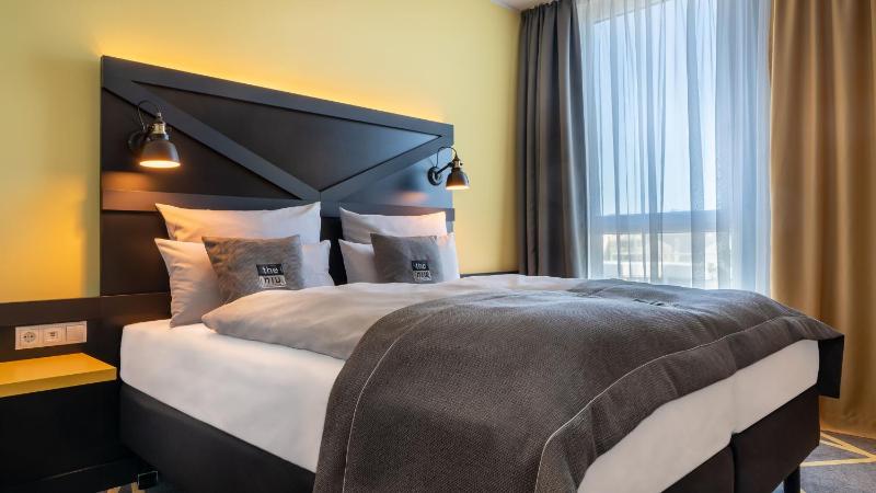 Standard Queen Room image 2