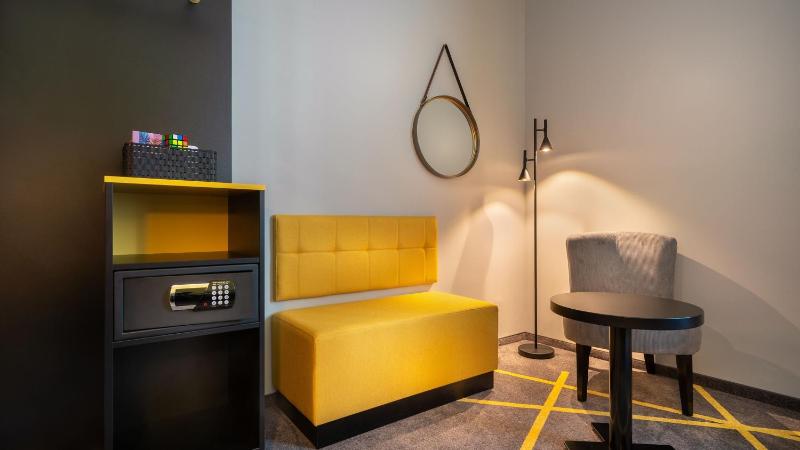 Standard Queen Room with Kitchenette image 3