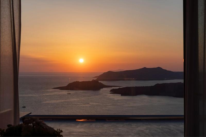 Nafsika Estate, 5 Bedroom, Caldera view, Sea view with Whirlpool and Private Pool image 3