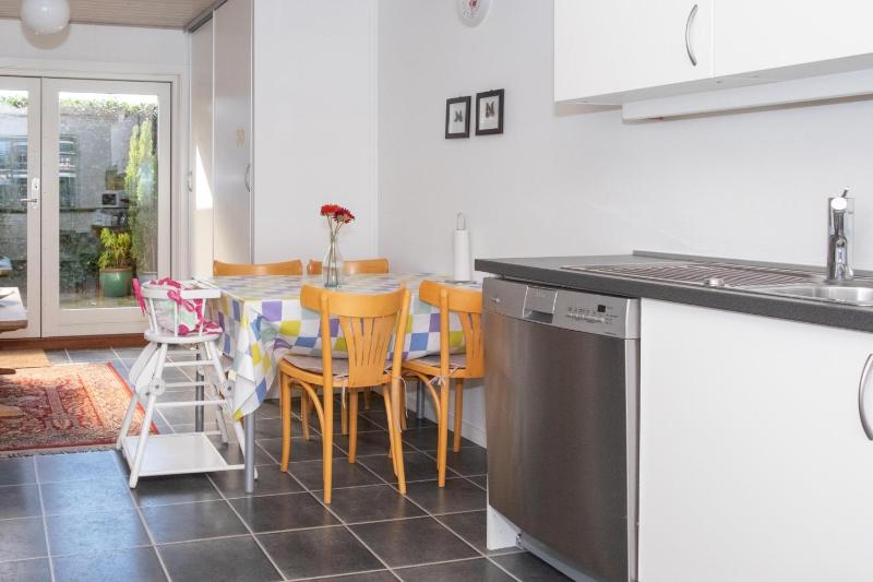 Centrally Located Townhouse In Ebeltoft Close To The Pedestrian Street And Within Walking Distance Of The Harbour - image 2