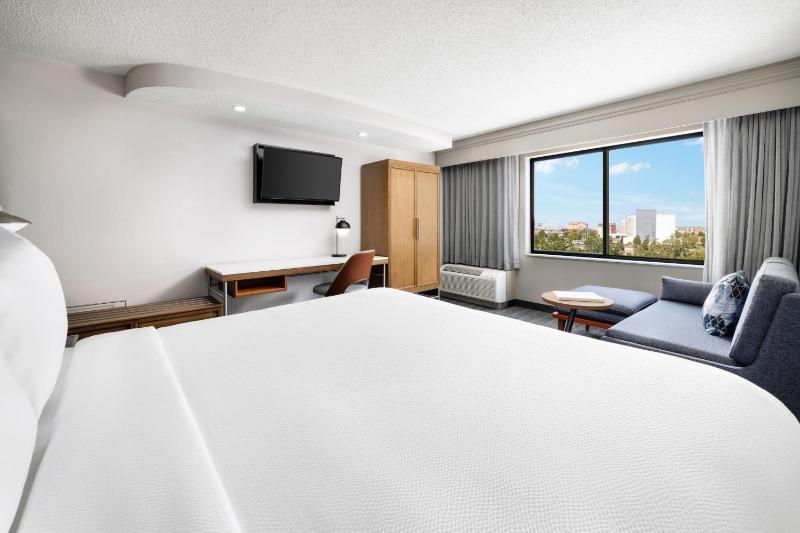 Large King Room with Sofa Bed image 4
