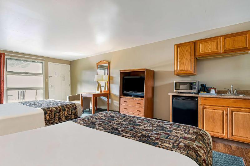 Studio with Two Queen Beds - Non-Smoking image 3