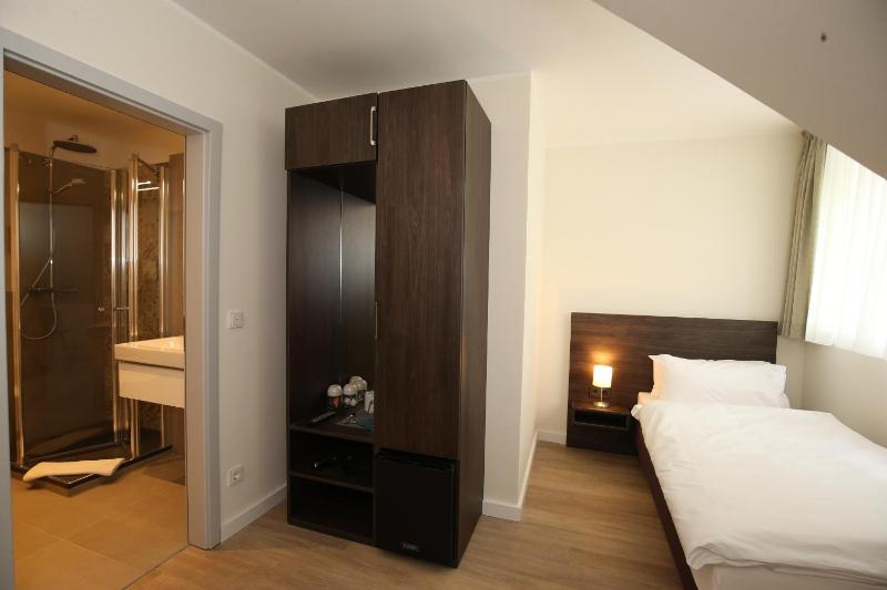 Single Room with Shower image 1