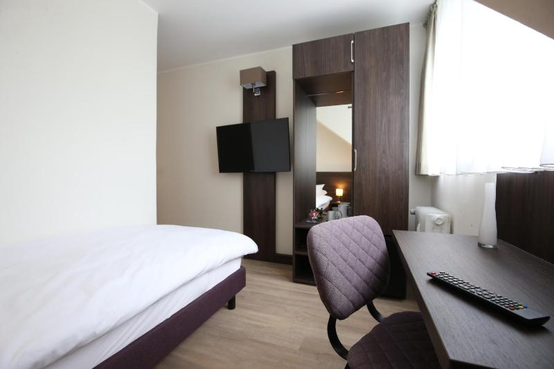 Single Room with Shower image 3