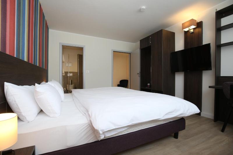 Standard Double Room image 4