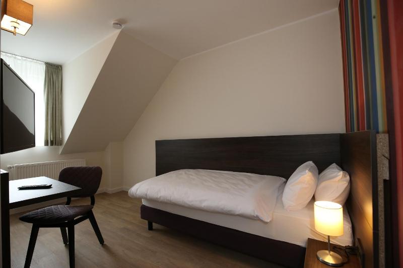 Single Room with Shower image 4