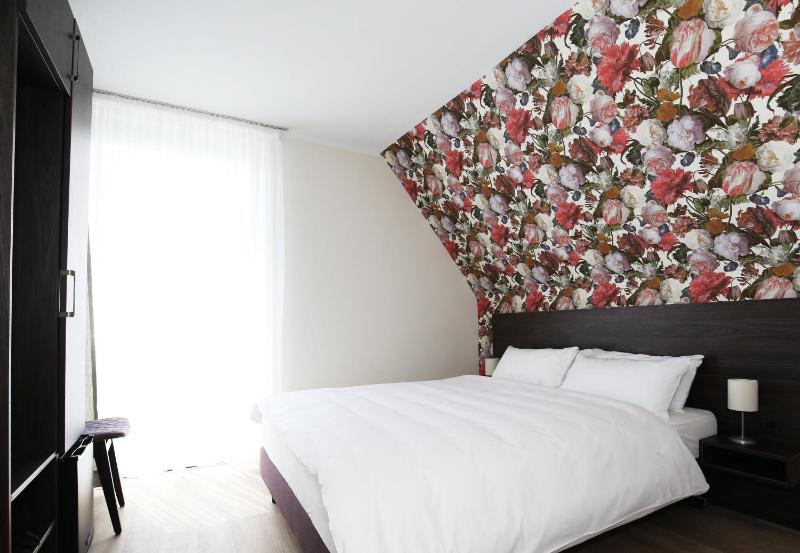 Double Room with Balcony image 4
