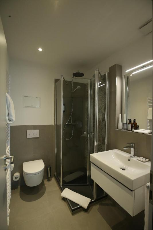 Classic Quadruple Room image 4