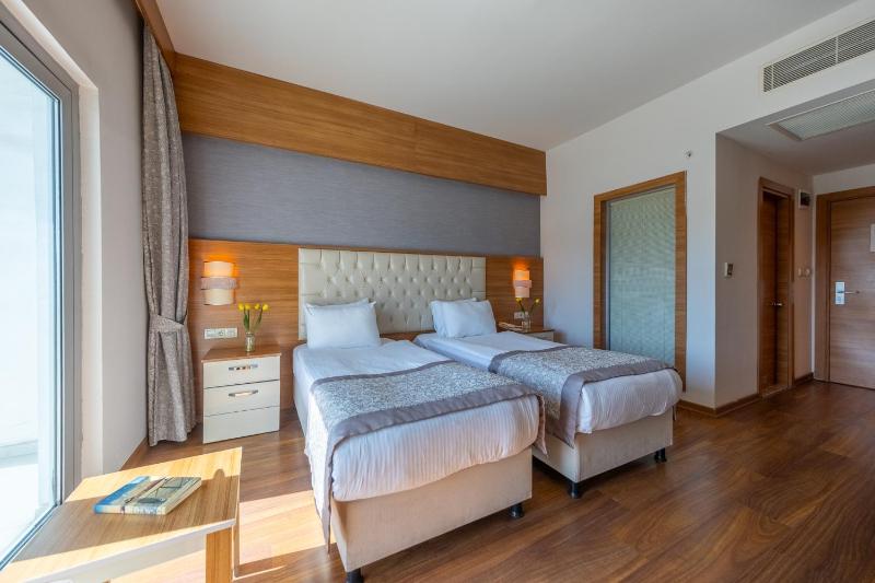 Standard Double or Twin Room image 4