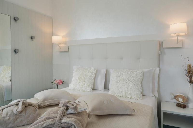 Double or Twin Room with Sea View image 4