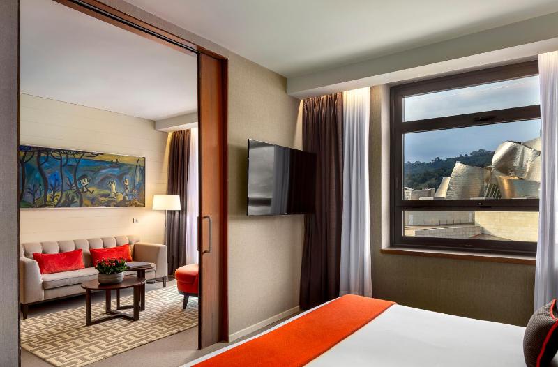 Deluxe Suite with Guggenheim view image 4