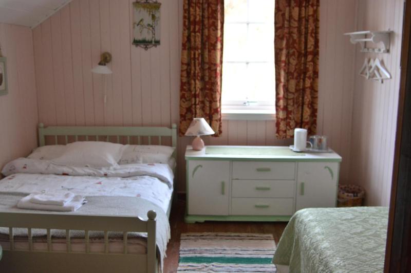 Standard Twin Room with Shared Bathroom image 4
