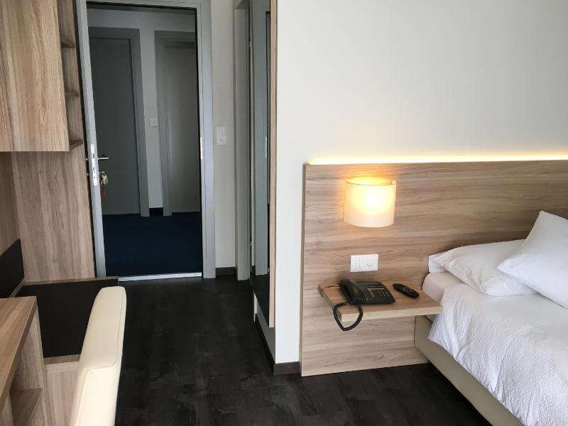Single Room image 3