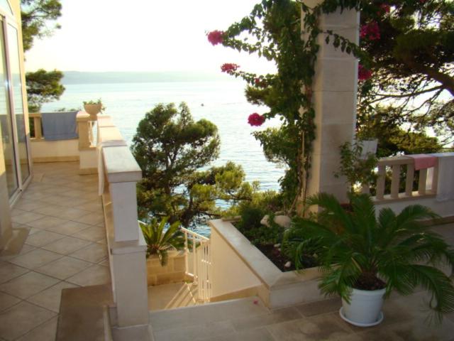 Studio Apartment with Sea View image 1