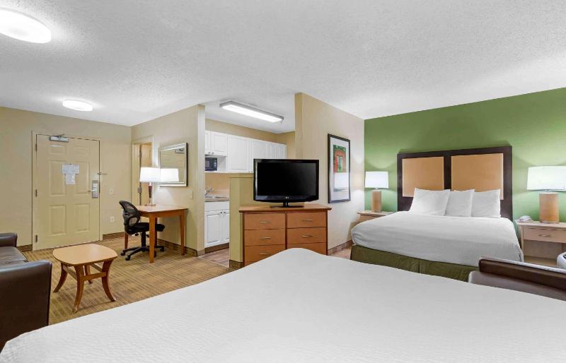 Deluxe Studio with Two Queen Beds - Non-Smoking image 4