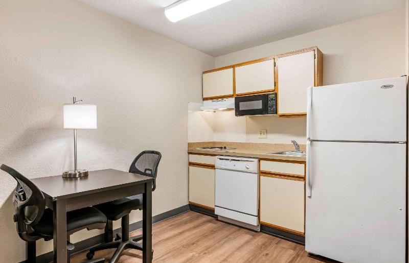 Deluxe Studio with 1 Queen Bed - Non-Smoking image 3