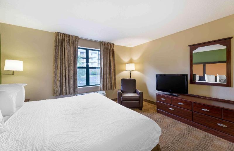 Studio with 1 King Bed - Non-Smoking image 2
