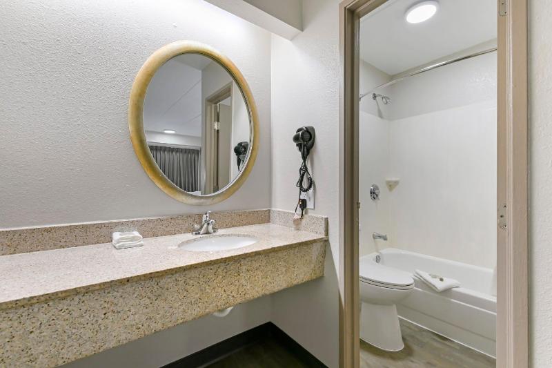 Superior King Room Smoke Free image 3