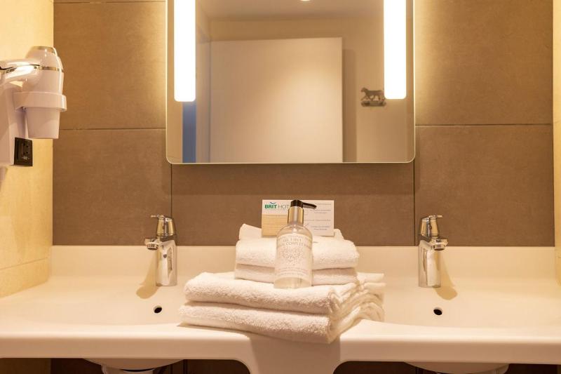 Superior Triple Room image 2