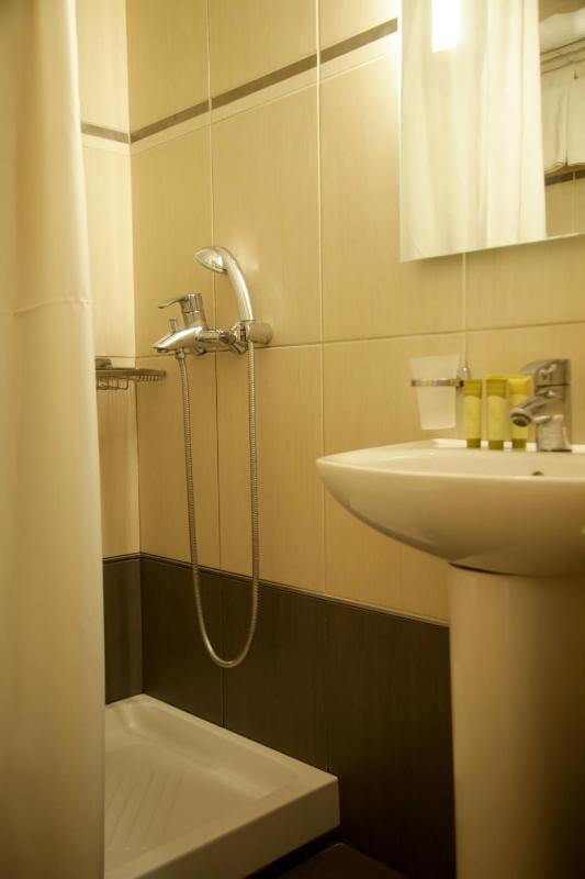 Budget Double Room with Small Double Bed image 2