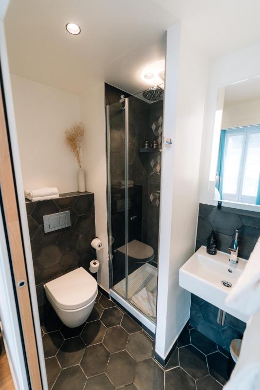 Standard Double Room image 3