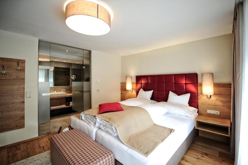 Deluxe Two-Bedroom Apartment image 4