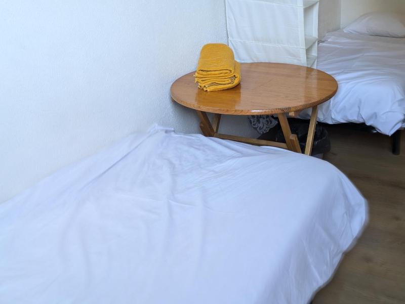 Standard Twin Room with Shared Bathroom image 4