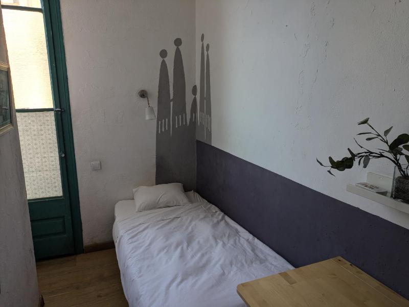 Standard Single Room with Shared Bathroom image 3