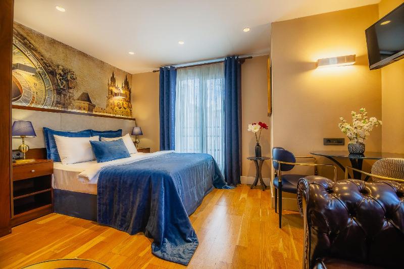 Queen Room with Spa Bath image 1