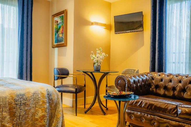 Queen Room with Spa Bath image 4