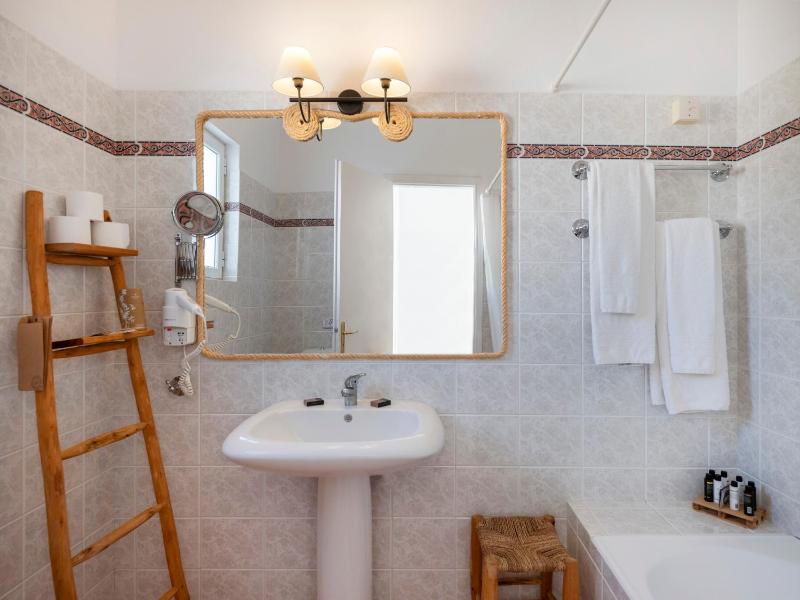 Standard Double or Twin Room image 4