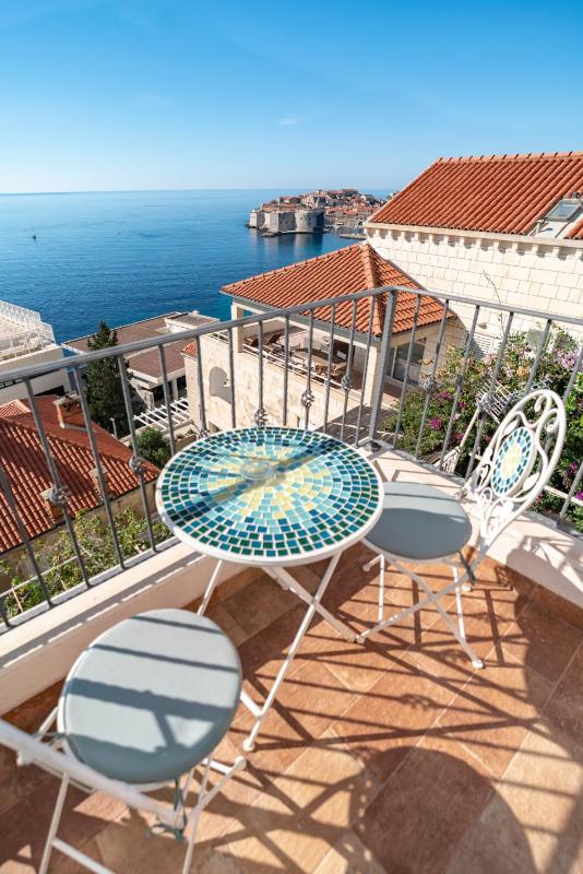 One-Bedroom Apartment with Balcony and Sea View image 1