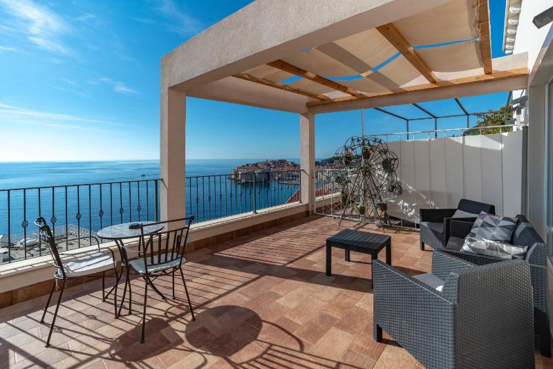 One-Bedroom Premium Apartment with Ocean View image 1
