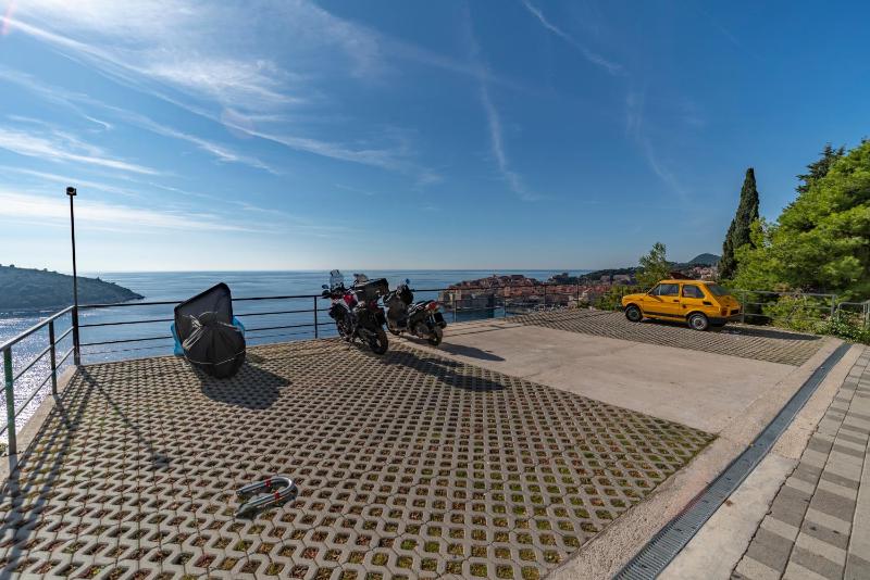 One-Bedroom Apartment with Balcony and Sea View image 4